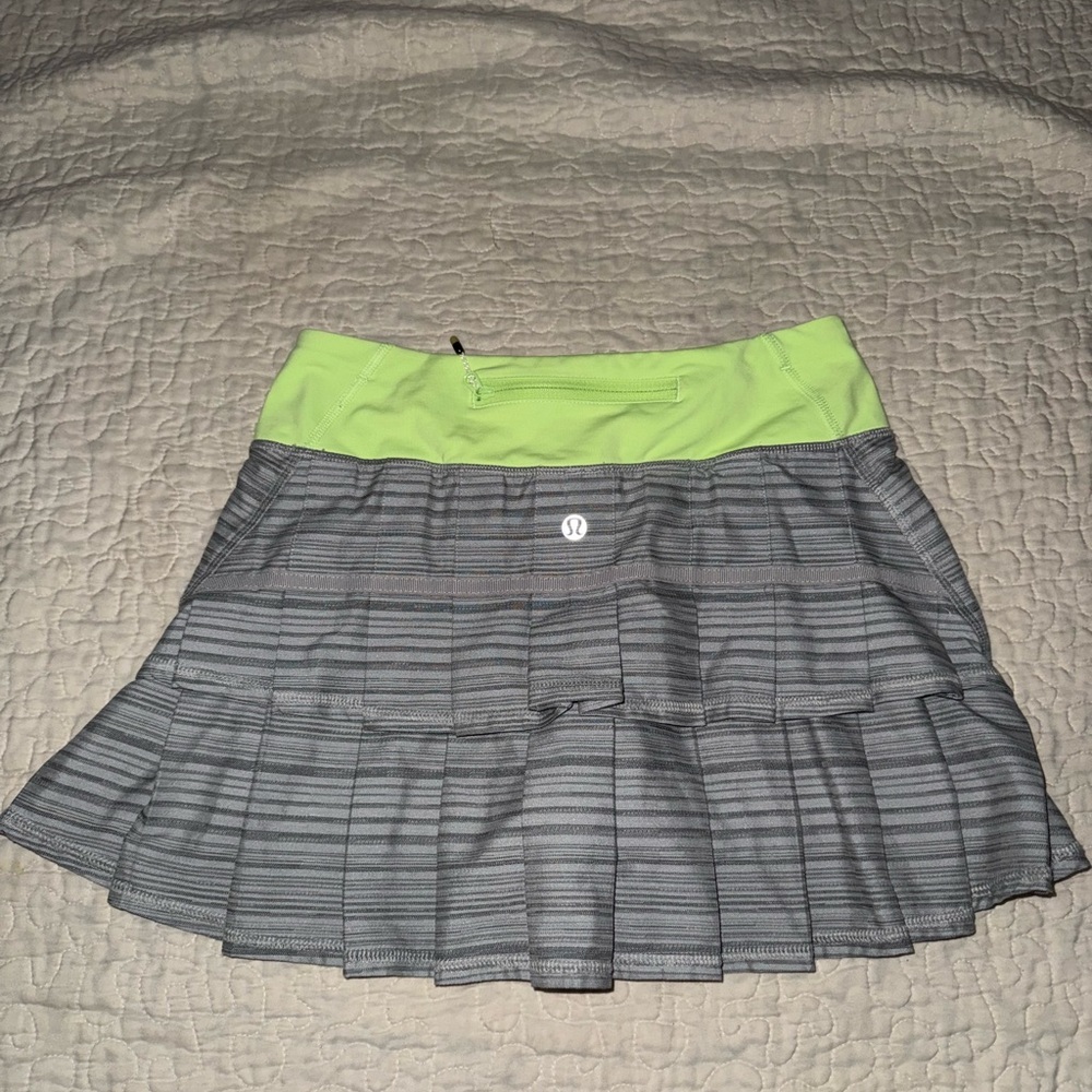 RARE VINTAGE Lululemon Pace Setter Pleated Skirt Wee Are From Space Size 2